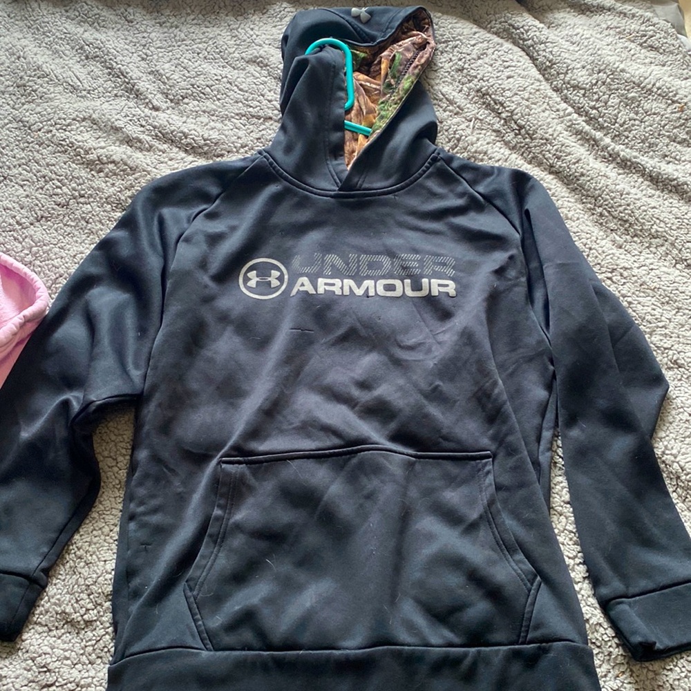 Black under armor hoodie with camo hood